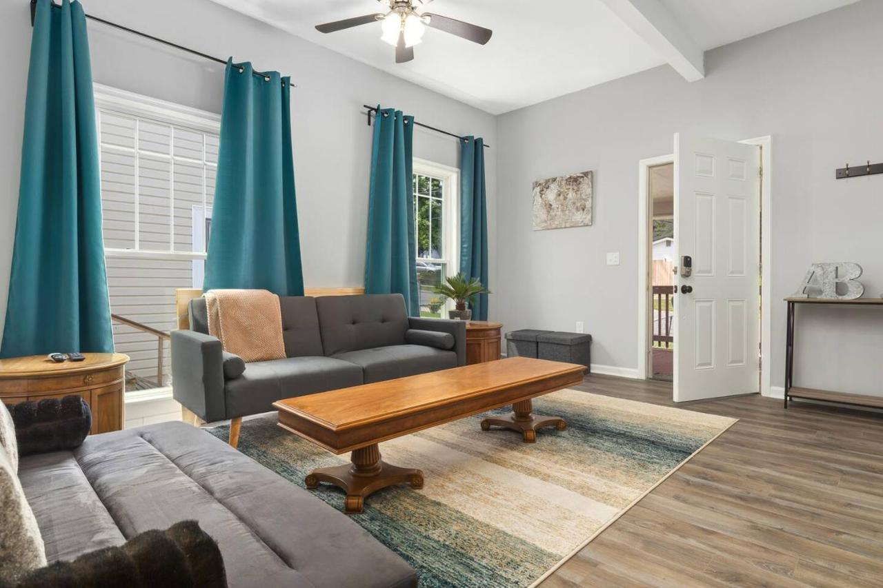 Recently Renovated Chic Durham Farmhouse Exterior photo